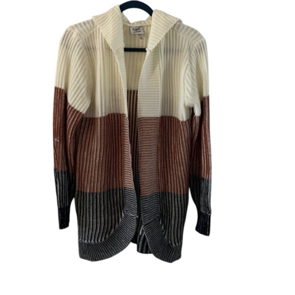 Nice never worn sweater with pockets! 🤎